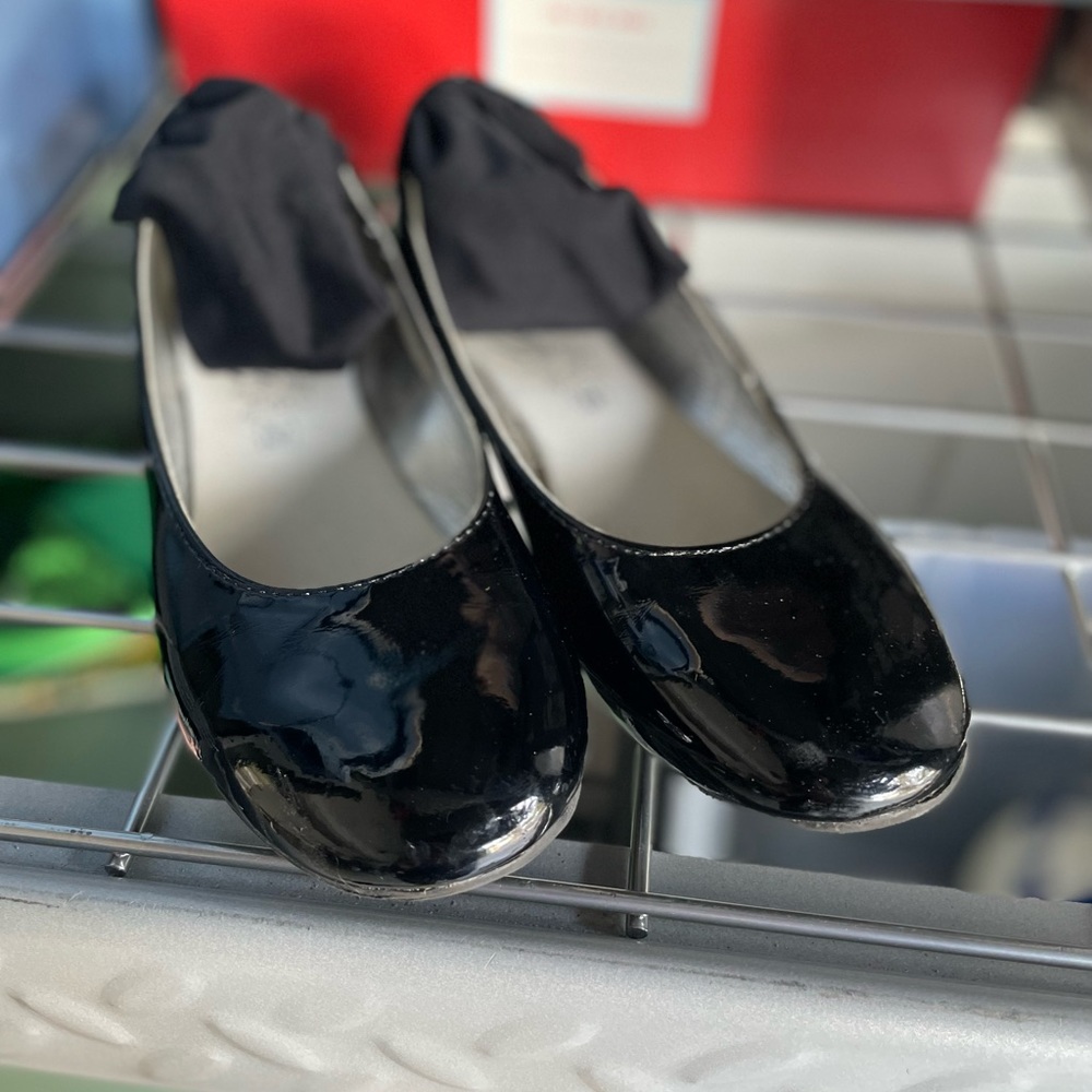 Girls patent leather Primigi ballet flats with wide ankle strap sz 2.4, EU 33